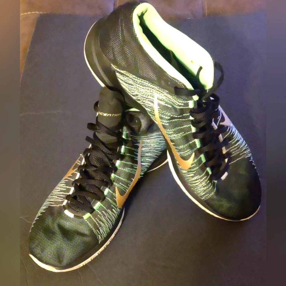 Nike Ascension men's sneakers. Pre-owned great condition. Green with gold swoosh